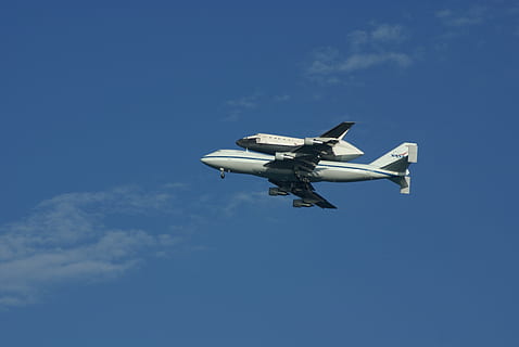 shuttle, plads, rumskib, raket, opdagelse, lancering, skyer, himmel, flyvende, blå, lav vinkel visning, overvågning, Midt i luften, bevægelse, sky - himmel, på farten, transportmidler, transportform, ingen mennesker, luftfartøj, dag, fly, natur, teknologi, sikkerhed, drone, udendørs, luftfartsindustrien, 4K, CC0, offentligt domæne, royaltyfrie