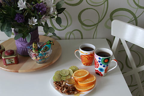 sukkertøy, te tid, oransje, bord, te kopper, morgen, frokost, Helse, søtsaker, kopp, blomstrende plante, blomst, mat og Drikke, krus, anlegg, vase, drikke, mat, stilleben, ingen folk, høy vinkel visning, kaffe kopp, tallerken, innendørs, servise, friskhet, natur, forfriskning, tekopp, måltid, tekanne, blomstermønster, 5K, CC0, offentlig domene, opphavsrett gratis