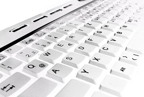 Nahansicht, Fotografie, Tastaturtasten, Tastatur, Computer, Elektronik, Laptop, Briefe, Zahlen, Computer Tastatur, Technologie, Computerschlüssel, Internet, pc, Geschäft, Brief, Nummer, Computerausrüstung, Kommunikation, Alphabet, Computerteil, keine Leute, Text, Verbindung, drinnen, Hintergründe, Auftrag, Vollbild, Tastenfeld, 2K, CC0, gemeinfrei, lizenzfrei