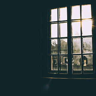vindu, sollys, dagtid, minimalistisk, fotografering, glassvindu, solstråle, lukket, lys, vindusrute, morgen, glass - materiale, innendørs, arkitektur, ser gjennom vinduet, ingen folk, vinduskarm, lys - naturlig fenomen, dag, gjennomsiktig, natur, himmel, bygning, kopiere plass, geometrisk form, bygget struktur, nærbilde, sikkerhet, mørk, 2K, CC0, offentlig domene, opphavsrett gratis