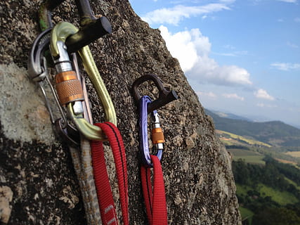 muntanya, núvol, escalada, temps, hivern, pedra, passeig, panorama, dia, a l'aire lliure, escalada en roca, naturalesa, Esports extrems, activitat d'oci, núvol - cel, persones reals, estils de vida, una persona, bellesa a la natura, activitat, aventura, cel, seguretat, de peu, metall, arbre, protecció, 2K, CC0, domini públic, lliure de regalies