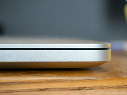 nimetön, MacBook, kannettava tietokone, tietokone, tekniikka, toimisto, vastaanotto, liiketoiminta, pöytä, ei ihmisiä, lähikuva, sisällä, päivä, yksi kohde, valikoiva tarkennus, metalli-, harmaa, puu - materiaali, yhteys, liike, asetelma, pino, viestintä, taiteen kulttuuri ja viihde, kopiointitila, kaksi kohdetta, studio ammuttu, itsensä parantaminen, 4K