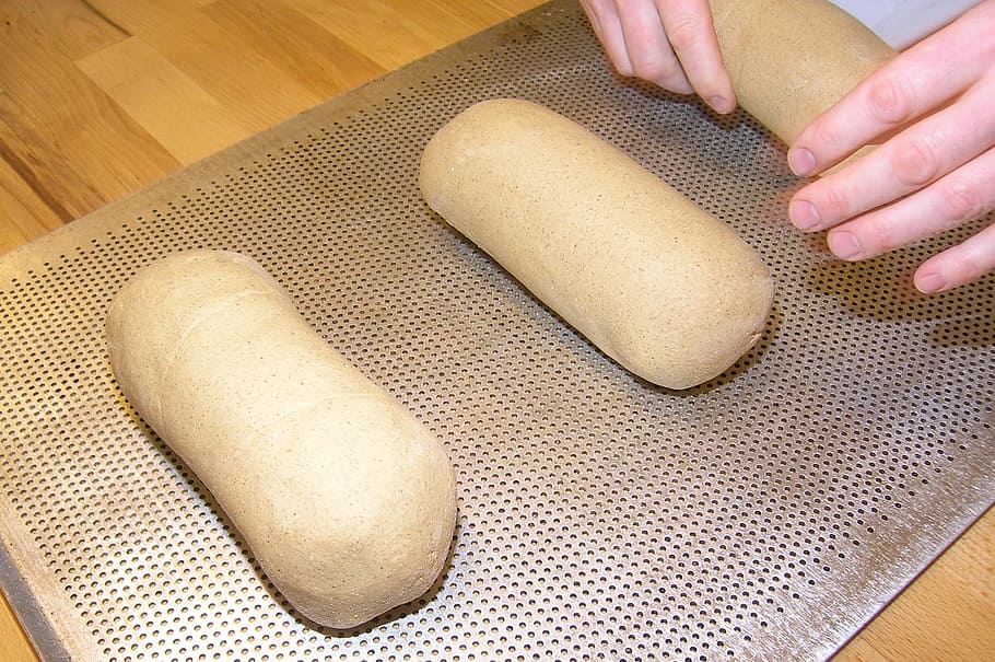 persona, fabricació, marró, pa, forner, cocció, primer pla, menjar, massa, mans, salut, saludable, casolà, nutrició, preparació, tradicional, mà humana, part del cos humà, mà, menjar i beguda, una persona, frescor, vista d’angle alt, a l'interior, preparar el menjar, alimentació saludable, benestar, persona irreconeixible, adult, ocupació, celebració, dit, 1080P