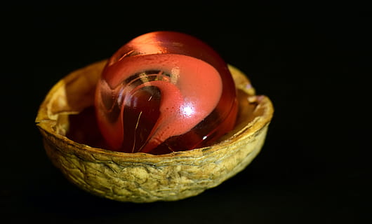 Marmor, Nussschale, Walnussschale, Glas, Holz, klein, Über, rot, glänzend, Glasmarmor, Glaskugel, Ball, Marmor in einer Nussschale, Planet, Studioaufnahme, drinnen, schwarzer Hintergrund, Nahansicht, Essen und Trinken, Lebensmittel, Stillleben, keine Leute, Frische, gesundes Essen, Container, Glas - Material, Gemüse, Wohlbefinden, ausgeschnitten, einzelnes Objekt, Schüssel, Reflexion, Obst, 5K, CC0, gemeinfrei, lizenzfrei