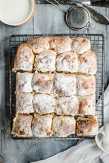 gebacken, Brot, grau, Mesh-Backblech, Gebäck, Metall Tablett, Lebensmittel, Flatlay, Backen, seive, Essen und Trinken, Frische, drinnen, Stillleben, direkt darüber, Wohlbefinden, Tabelle, gesundes Essen, keine Leute, fertig für den Verzehr, Kühlregal, Scheibe, Mahlzeit, Milchprodukt, Nahansicht, getoastetes Brot, Backblech, Tablett, Frühstück, Snack, Versuchung, 5K, CC0, gemeinfrei, lizenzfrei