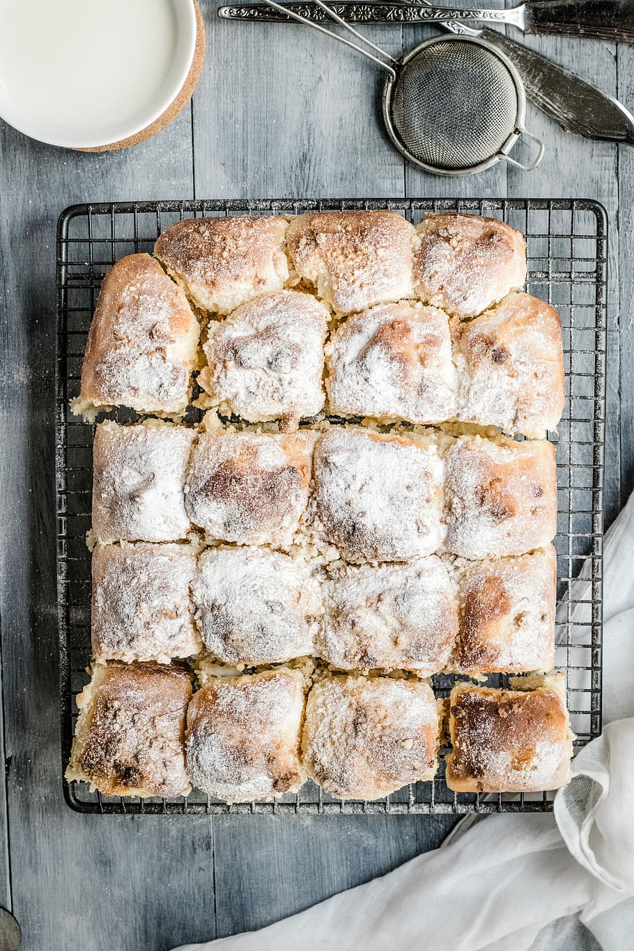 al forno, pane, grigio, teglia da forno a rete, Pasticcino, vassoio di metallo, cibo, flatlay, cottura al forno, setaccio, cibo e bevande, freschezza, in casa, natura morta, direttamente sopra, benessere, tavolo, mangiare sano, nessuno, pronto a mangiare, rack di raffreddamento, fetta, pasto, prodotto caseario, avvicinamento, pane tostato, teglia, vassoio, prima colazione, spuntino, tentazione, 5K