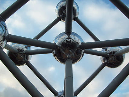 detailní fotografie, koule socha, atomium, atom, Brusel, molekula, fyzika, sochařství, socha, tvořivý, umělecká díla, design, kovoobrábění, tvořivost, kov, kovový, konstrukce, umění, nikdo, den, nebe, detail, venku, nízký úhel pohledu, přeprava, Příroda, vzor, kolo, tvar, architektura, starý, mrak - nebe, kruh, selektivní zaměření, modrý, geometrický tvar, stříbrné barvy, 1080P, CC0, veřejná doména, bez autorských práv