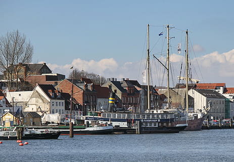 laivat, oldtimer, oldtimer satama, flensburg, rakennuksen ulkoa, arkkitehtuuri, rakennettu rakenne, taivas, vesi, merenkulkualus, kuljetus, rakennus, kuljetustapa, päivä, ranta, luonto, ei ihmisiä, pilvi - taivas, asuinalueella, talo, ankkurissa, purjevene, kaupunki, ulkona, 2K, CC0, public domain, rojaltivapaa