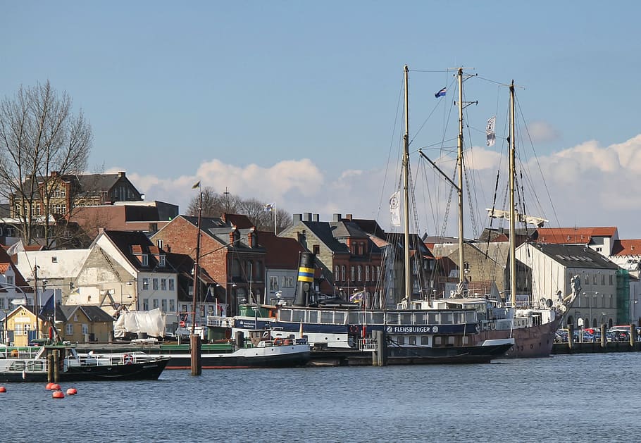 vaixells, oldtimer, port del vell port, Flensburg, exterior de l'edifici, arquitectura, estructura construïda, cel, aigua, vaixell nàutic, transport, edifici, manera de transport, dia, davant del mar, naturalesa, cap gent, núvol - cel, barri residencial, casa, amarrat, veler, ciutat, a l'aire lliure, 2K