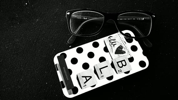 apple, mac, marc, mòbil, tecnologia, poma, mac, mòbil, tecnologia, iphone, telèfon, cel·la, smartphone, joc, sort, oportunitat, ulleres de sol, risc, jocs d’oci, gots, moda, natura morta, cap gent, vista d’angle alt, ulleres, primer pla, a l'interior, accessori personal, cultura i entreteniment artístic, seguretat, taula, color negre, tacat, relaxació, 1080P, CC0, domini públic, lliure de regalies
