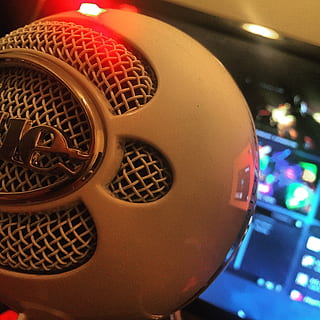 PC игри, микрофон, компютър, игра, електроника, звук, настолен компютър, USB, работен плот, бял, приспособление, оборудване, интернет, монитор, екран, осветен, едър план, на закрито, без хора, кръг, геометрична форма, фокусиране върху преден план, форма, модел, технология, дизайн, изкуство и развлечения, осветително оборудване, оранжев цвят, сфера, нисък ъгъл, нощ, светлина - природен феномен, многоцветни, нощен живот, 1080P, CC0, обществено достояние, роялти безплатно