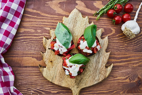 Brot, Frühstück, gebraten, gebacken, frisch, Snack, praktisch, Küche, Cafe, gesunder Lebensstil, gesundes Essen, Essen Foto, Produktfoto, Käse, heiß, Tomate, Foto, Teig, Lebensmittel, Gesundheit, Fotografie, Ernährung, wunderschönen, Makro, Restaurant, Cheddar, köstlich, Bäckerei, Pizza, Hintergrund, Detail, Hintergründe, Wurst, salam, Essen und Trinken, Frische, Tabelle, Gemüse, Wohlbefinden, High Angle View, Holz - Material, direkt darüber, Stillleben, keine Leute, drinnen, Obst, Blatt, Kraut, Pflanzenteil, Milchprodukt, fertig für den Verzehr, vegetarisches Essen, 5K, CC0, gemeinfrei, lizenzfrei