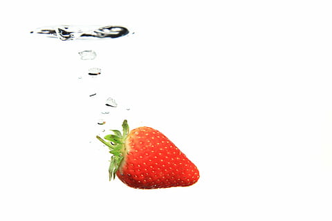 rosa erdbeere, abstrakt, aqua, Hintergrund, Blase, sauber, klar, fallen, Tröpfchen, fließend, Lebensmittel, frisch, Obst, Flüssigkeit, Bewegung, rot, Spritzen, Erdbeere, Wasser, nass, Weiß, Essen und Trinken, Studioaufnahme, Frische, Beerenfrucht, weißer Hintergrund, kopieren sie platz, drinnen, plantschen, keine Leute, Nahansicht, gesundes Essen, Natur, Reinheit, Hochgeschwindigkeitsfotografie, reif, 2K, CC0, gemeinfrei, lizenzfrei