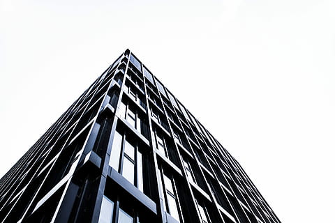 vista occhio di vermi, nero, edificio a muro, giorno, vermi, occhio, vista, architettura, grattacielo, struttura costruita, finestra, edificio per uffici, moderno, esterno dell'edificio, scena urbana, vetro - materiale, riflessione, attività commerciale, industria di costruzioni, facciata, città, alto - alto, acciaio, distretto del centro, futuristico, blu, cielo, Torre, architettura ed edifici, Inquadratura dal basso, cielo sereno, costruzione, copia spazio, natura, nessuno, all'aperto, ufficio, edificio per uffici esterno, 5K, CC0, dominio pubblico, privo di copyright