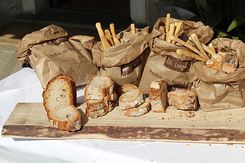 pane, grissini, forno, Farina, Grano, cibo, Alimenti, cucina, cibo e bevande, in casa, freschezza, nessuno, pronto a mangiare, natura morta, tavolo, al forno, indulgenza, avvicinamento, mangiare malsano, concentrarsi sulle conoscenze acquisite, cibo dolce, in vendita, tentazione, giorno, pagnotta di pane, vista dall'alto, cibo francese, 5K, CC0, dominio pubblico, privo di copyright