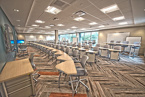 bâtiment, bureau, école, table, architecture, chaises, salle de cours, bureaux, vide, à l'intérieur, conférence, salle de conférence, moderne, Publique, pièce, rangée, siège, étude, hall d'étude, La technologie, tableau blanc, chaise, personne, dans une rangée, absence, meubles, plafond, la fenêtre, arrangement, chambre domestique, ordre, matériel d'éclairage, grand groupe d'objets, affaires, 5K, CC0, domaine public, libre de droits