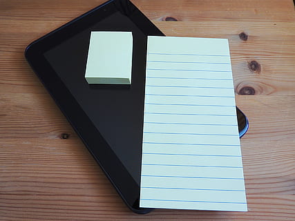 tavoletta, pubblicalo, Stickies, nota adesiva, legno - materiale, tavolo, carta, vista dall'alto, nessuno, penna, in casa, natura morta, direttamente sopra, bloc notes, formazione scolastica, vuoto, pubblicazione, libro, strumento di scrittura, pagina, copia spazio, scrivania, promemoria, diario, venatura del legno, 4K, CC0, dominio pubblico, privo di copyright