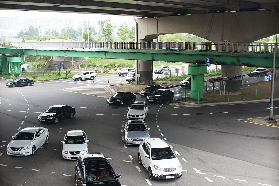 cruïlla de camins, carretera, com a dalt, igual que l'anterior, cotxe, transport, trànsit, mode de transport, conduir, manera de transport, vehicle terrestre, automòbil, dia, arquitectura, ciutat, pont - estructura feta per l'home, cap gent, carrer, pont, estructura construïda, vista d’angle alt, connexió, viatjar, a l'aire lliure, naturalesa, 4K