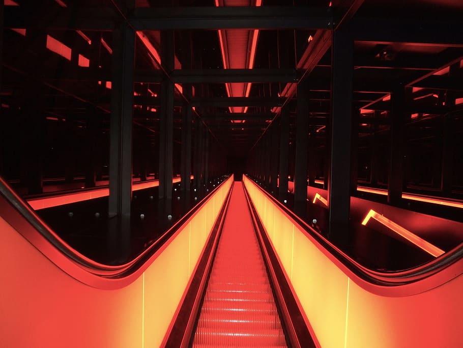 Alemania, escalera mecánica, pasos, edificio, arquitectura, luces, iluminación, brillar, brillante, hermoso, vistoso, estructura construida, el camino a seguir, dirección, transporte, rojo, adentro, perspectiva decreciente, nadie, conexión, iluminado, puente, barandilla, vacío, puente - estructura hecha por el hombre, noche, moderno, punto de fuga, tecnología, techo, largo, 2K