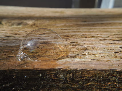 burbuja de jabón, bola, hacer pompas de jabon, burbuja, reflexión, acerca de, ligero, madera, fondo, estado animico, material de madera, de cerca, nadie, día, centrarse en primer plano, enfoque selectivo, naturaleza, fragilidad, transparente, vulnerabilidad, al aire libre, solo objeto, material de vidrio, texturizado, forma, esfera, marrón, 4K, CC0, dominio público, libre de derechos