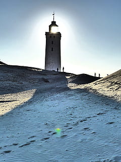 faro, Lønstrup, Danimarca, luce, sabbia, Torre, orme, deserto, paesaggio, duna, Scandinavia, punto di riferimento, nautico, sicurezza, marittimo, navigazione, marino, drammatico, speranza, casa leggera, segnale, cielo, mare, acqua, struttura costruita, esterno dell'edificio, architettura, guida, costruzione, spiaggia, direzione, terra, natura, persone accessorie, giorno, protezione, all'aperto, 2K, CC0, dominio pubblico, privo di copyright