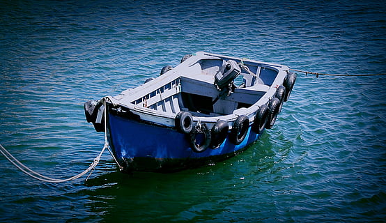 blu, bianca, di legno, barca, barca a remi, avvio, vuoto, mare, porta, rugiada, corda, nodo, mediterraneo, acqua, atmosfera, ancora, onda, umore, nave, legna, pur, nave nautica, mezzi di trasporto, modo di trasporto, natura, giorno, lungomare, nessuno, ormeggiato, vista dall'alto, increspato, all'aperto, la tranquillità, viaggio, scenics - natura, scena tranquilla, abbandonato, 2K, CC0, dominio pubblico, privo di copyright