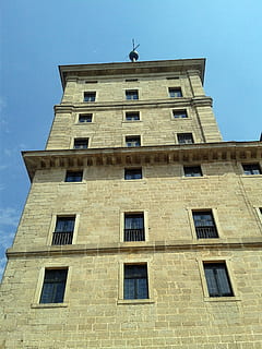 Dump, Gebäude, Erbe, Kloster, San Lorenzo, die Architektur, Gebäudehülle, gebaute Struktur, Fenster, Flachwinkelansicht, Himmel, klarer Himmel, Tag, Natur, keine Leute, Wohngegend, Blau, draußen, Stadt, Sonnenlicht, Wohnung, fliegend, Vogel, Glas - Material, 2K, CC0, gemeinfrei, lizenzfrei