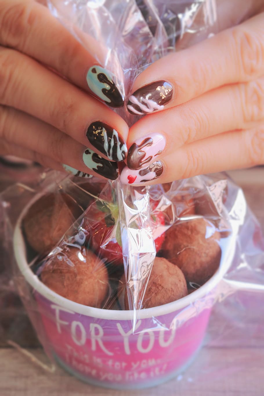 dona, blau, rosa, negre, ungles, polir, blanc, celebració, plàstic de bola de xocolata, coberta, dona de color blau, rosa i negre, esmalt per a les ungles, xocolata, pilota, plàstic, mà humana, Nadal, dones, menjar, primer pla, gent, una persona, només dones, només adults, una sola dona, adult, mà, part del cos humà, menjar i beguda, a l'interior, contenidor, persones reals, frescor, part del cos, dit, dit humà, centrar-se en primer pla, 1080P