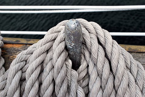 corda, connexió, node, vaixell nàutic, nus lligat, primer pla, vela, material de fusta, força, lligat, cap gent, dia, aigua, transport, patró, a l'aire lliure, metall, centrar-se en primer pla, barana, naturalesa, port, moll, 4K, CC0, domini públic, lliure de regalies