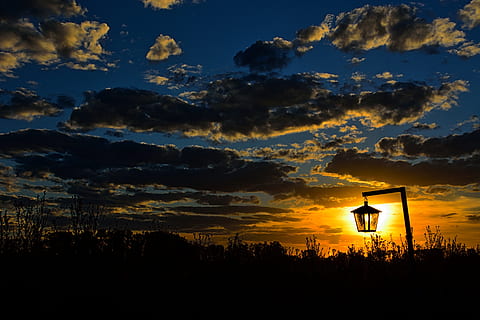 lanterna, por do sol, lanternas, luz de fundo, panorama, nuvem - céu, céu, silhueta, natureza, scenics - natureza, beleza na natureza, cor laranja, ninguém, plantar, árvore, tranquilidade, idílico, cena tranquila, ao ar livre, céu dramático, placa de trânsito, arquitetura, estrutura construída, cena não urbana, 5K, CC0, domínio público, royalty free