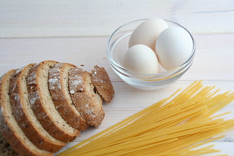 egg, pasta, brød, kjøkken, spiser, mat, mat og Drikke, mel, spise sunt, kornblanding, friskhet, stilleben, innendørs, høy vinkel visning, bord, velvære, ingen folk, nærbilde, italiensk mat, måltid, bolle, melkeprodukt, container, stor gruppe gjenstander, spagetti, frokost, 2K, CC0, offentlig domene, opphavsrett gratis