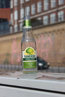 pivo, prázdná láhev, světle zelená, prázdný, průhledný, napít se, žízeň, skleněná láhev, ráno poté, Hamburg, zbytek, text, kontejner, sklo - materiál, západní skript, stavba, zaměřit se na popředí, stůl, nikdo, detail, láhev, architektura, sdělení, exteriér budovy, den, venku, označení, okno, zpráva, 2K, CC0, veřejná doména, bez autorských práv