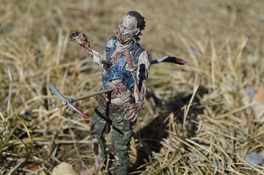 zombie, chodící smrt, netvor, apokalypsa, nemrtvý, mrtvola, mrtvý, hrůza, démon, předvečer Všech svatých, noční můra, pistole, puška, stojící, zbraň, venku, plná délka, Příroda, přistát, rostlina, den, dětství, pole, lidé, zaměřit se na popředí, dítě, selektivní zaměření, hospodářství, neformální oblečení, tráva, suchý, lidské paže, pták, vláda, 5K
