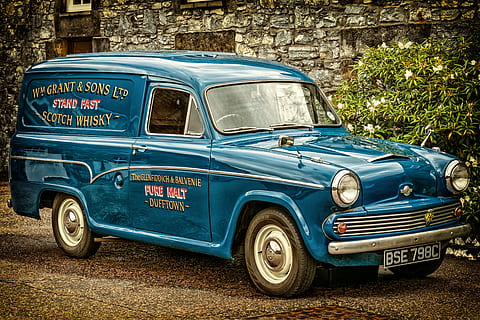 wit, Scotch whisky truck, geparkeerd, beton, gebouw, auto, Old Timer, morris, klassiek, PKW, automotive, Schotland, oud, nostalgie, zeldzaamheid, reclame, voertuig, Engels, transporter, box auto, hersteld, origineel, whisky, Scotch, alcohol, Glenfiddich, rechtsgestuurd, bestelwagens, oubollig, retro gestileerd, vintage auto, verzamelaarswagen, vervoer, wijze van transport, landvoertuig, motorvoertuig, blauw, geen mensen, tekst, architectuur, geschiedenis, het verleden, dag, stationair, wijnoogst, westers schrift, metaal, antiek, 5K, CC0, publiek domein, royaltyvrij