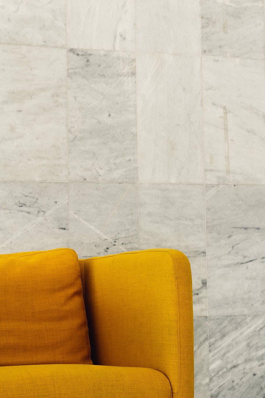 groc, sofà, gris, paret, taronja, sofà de tela, paret de marbre, mínim, shair, teixit, marbal, decoració, interior, disseny, minimalisme, seient, a l'interior, mobles, cadira, absència, cap gent, relaxació, sala d'estar, habitació domèstica, interior de casa, coixí, còmode, sòls, farcit, primer pla, material de fusta, còpia espai, 5K