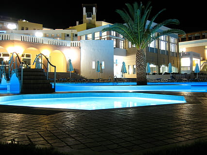 Schwimmbad, Wasser, Hotel, die Architektur, gebaute Struktur, Gebäudehülle, beleuchtet, Nacht-, Natur, Baum, Blau, am Pool, Stadt, draußen, Urlaubsort, Palme, Reiseziele, Gebäude, Lebensstile, Luxus, 2K, CC0, gemeinfrei, lizenzfrei