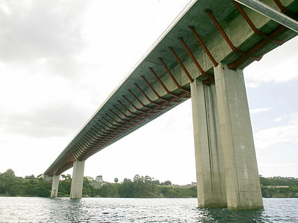 pont, ribadeo, enginyeria, aigua, cel, arquitectura, estructura construïda, naturalesa, riu, dia, vista d’angle baix, columna arquitectònica, davant del mar, cap gent, núvol - cel, connexió, pont - estructura feta per l'home, transport, a l'aire lliure, sota, 4K, CC0, domini públic, lliure de regalies