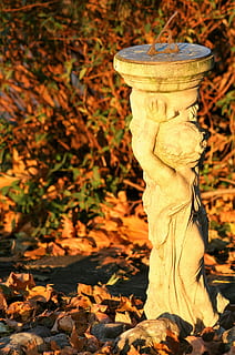 zonnewijzer, tuin-, standbeeld, kunst en ambacht, herfst, menselijke representatie, vertegenwoordiging, beeldhouwwerk, deel van de plant, dag, blad, focus op de voorgrond, geen mensen, creativiteit, natuur, verandering, ambacht, solide, buitenshuis, detailopname, zonlicht, fabriek, bladeren, 2K, CC0, publiek domein, royaltyvrij