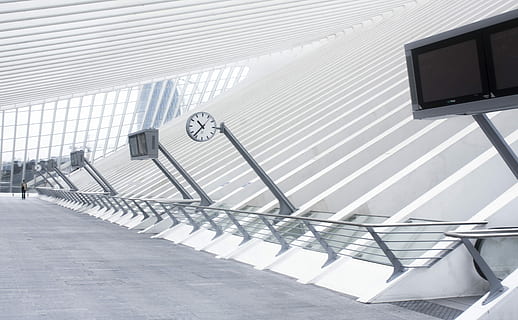 grau, Standuhr, Bühne, sortiert, Beschilderungen, Treppe, Uhr, Zeit, Gebäude, Weiß, die Architektur, gebaute Struktur, Geländer, drinnen, Tag, Stufen und Treppen, weiße Farbe, keine Leute, Abwesenheit, Flachwinkelansicht, Zeichen, Technologie, Kommunikation, leeren, modern, Natur, Decke, 4K, CC0, gemeinfrei, lizenzfrei