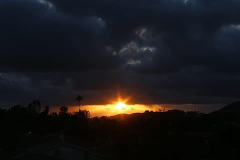 Sonnenuntergang, dunkle Wolken, strahlender Himmel, Silhouette, Natur, Sonne, wolke - himmel, ruhige Szene, Himmel, Schönheit in der Natur, Szenen - Natur, Sonnenstrahl, Sturm, orange Farbe, Umgebung, keine Leute, Dramatischer Himmel, idyllisch, Scheu, Ruhe, Landschaft, Sonnenlicht, draußen, dunkel, Kraft in der Natur, hell, 5K, CC0, gemeinfrei, lizenzfrei