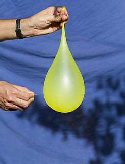 ballon, water, blaas, overloop, actie, snel, naald-, boren, kleurrijk, effect, menselijke hand, een persoon, menselijk lichaamsdeel, een man alleen, detailopname, alleen volwassenen, hand-, echte mensen, focus op de voorgrond, bezit, midsection, dag, levensstijlen, geel, blauw, mannen, welzijn, buitenshuis, volwassen, vrijetijdsbesteding, vinger, 4K, CC0, publiek domein, royaltyvrij
