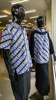 batik, çamaşırlar, Görüntüle, trusmi, moda, Desen, dizayn, java, geleneksel, Giyim, dikiz, gerçek insanlar, iki insan, perakende, içeriye, insanlar, yetişkin, KADIN, mağaza, perakende satış, Manken, yaşam, erkekler, günlük kıyafet, giyim mağazası, insan temsili, yürüme, üç çeyrek uzunluk, butik, sıcak tutan kıyafetler, 4K, CC0, kamu malı, telif ücretsiz