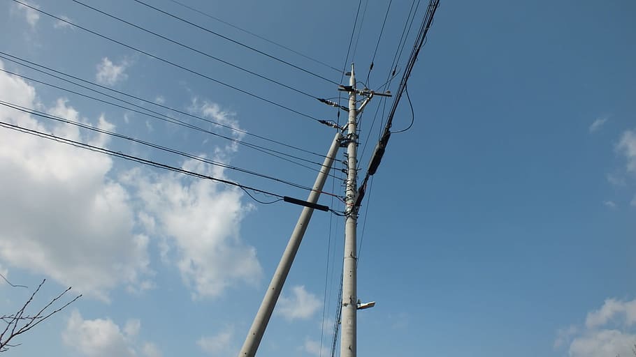 elektrisch, hemel, elektriciteit, kabel, stroomvoorziening, technologie, brandstof en stroomopwekking, lage hoekweergave, hoogspanningslijn, wolk - lucht, hoogspanningsmast, verbinding, blauw, natuur, dag, geen mensen, buitenshuis, telefoonlijn, metaal, pool, zonlicht, ingewikkeldheid, elektrische apparatuur, elektrische component, 1080P
