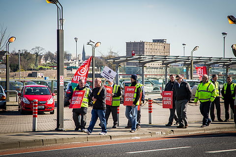 SIPTU, lavoratori, bus eireann, gruppo di persone, mezzi di trasporto, occupazione, sicurezza, strada, città, uomini, capi di abbigliamento, modo di trasporto, lunghezza intera, abbigliamento riflettente, architettura, protezione, giorno, cielo, persone reali, casco, via della città, adulto, collaboratore, all'aperto, 4K, CC0, dominio pubblico, privo di copyright