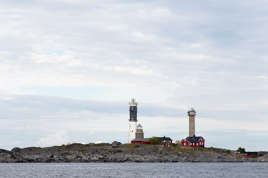 dos, blanc, marró, far, blau, ennuvolat, cels, durant el dia, torre, a prop, cos, aigua, núvol, illa, edifici, estructura, Costa, roques, paisatge, naturalesa, mar, núvols, cel, núvol - cel, dia, exterior de l'edifici, a l'aire lliure, cap gent, estructura construïda, arquitectura, orientació, direcció, davant del mar, rock, seguretat, protecció, sòlid, 5K