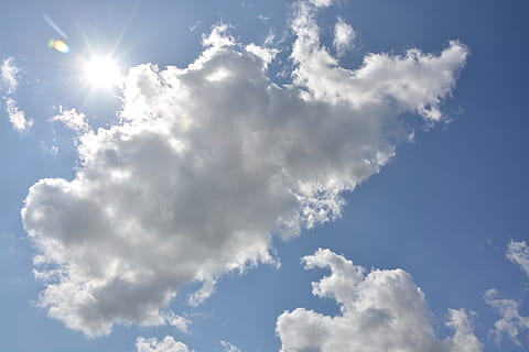 skyer, hvite skyer, Overskyet himmel, blå himmel, atmosfære, natur, horisont, lysfenomen, sol, stråler, skygger, himmel, sky - himmel, sollys, clouds, skjønnhet i naturen, blå, hvit farge, bakgrunn, vind, solstråle, miljø, idylliske, naturskjønnhet - natur, fluffy, meteorologi, lys, utendørs, ingen folk, lysskjær, mykhet, ren, renhet, 5K, CC0, offentlig domene, opphavsrett gratis