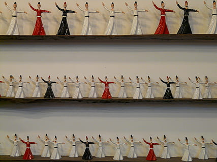 dervixes, figuras, cerâmica, decoração, multidão, grupo de pessoas, grande grupo de pessoas, em uma sequência, arquitetura, dia, vermelho, dentro de casa, esporte, time esportivo, arte e Artesanato, unidade, pessoas reais, homens, braço humano, celebração, união, adolescente, braços levantados, membro humano, 2K, CC0, domínio público, royalty free