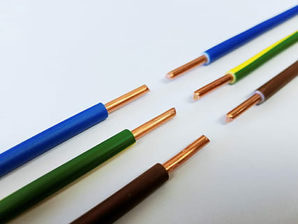 Blau, Grün, rot, beschichtet, Leitungen, Spitze, ausgesetzt, Kabel, aktuell, Stromspannung, Energie, Linie, elektrik, Elektriker, Elektrizität, Stromleitung, Netzteil, Technologie, Kunst, Handwerker, Beruf, Bleistift, Buntstift, mehrfarbig, keine Leute, drinnen, Stillleben, Studioaufnahme, weißer Hintergrund, Kunst und Handwerk, Schreibgerät, Nahansicht, Wahl, Variation, High Angle View, Gruppe von Objekten, Kreativität, Holz - Material, mittlere Gruppe von Objekten, Kunst- und Handwerksausrüstung, 4K, CC0, gemeinfrei, lizenzfrei