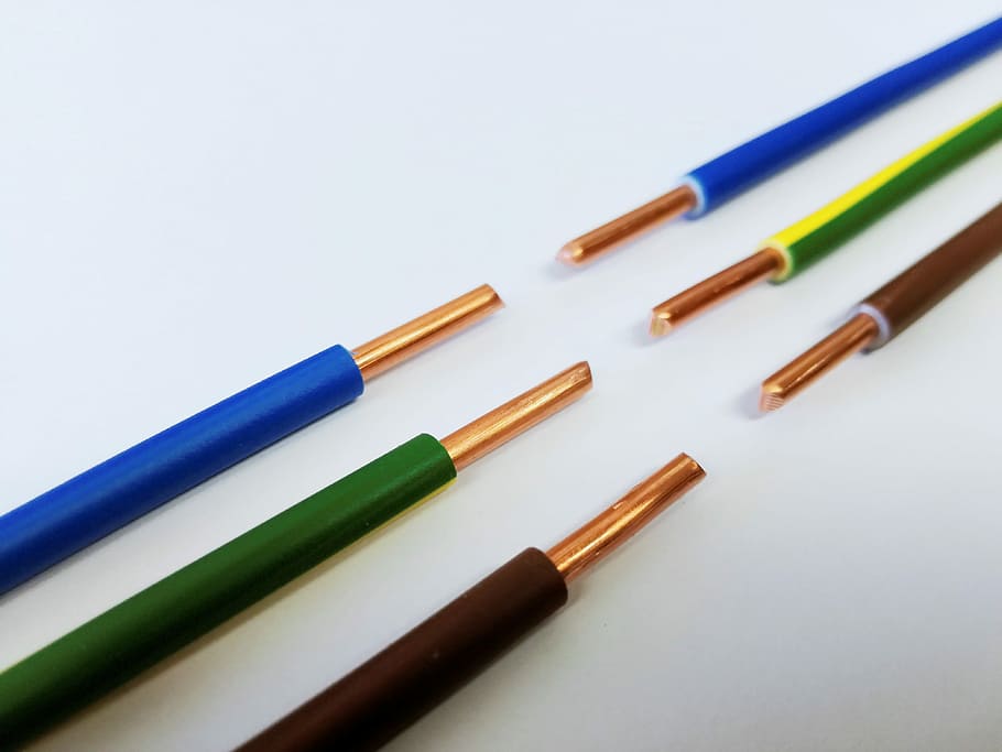 Blau, Grün, rot, beschichtet, Leitungen, Spitze, ausgesetzt, Kabel, aktuell, Stromspannung, Energie, Linie, elektrik, Elektriker, Elektrizität, Stromleitung, Netzteil, Technologie, Kunst, Handwerker, Beruf, Bleistift, Buntstift, mehrfarbig, keine Leute, drinnen, Stillleben, Studioaufnahme, weißer Hintergrund, Kunst und Handwerk, Schreibgerät, Nahansicht, Wahl, Variation, High Angle View, Gruppe von Objekten, Kreativität, Holz - Material, mittlere Gruppe von Objekten, Kunst- und Handwerksausrüstung, 4K