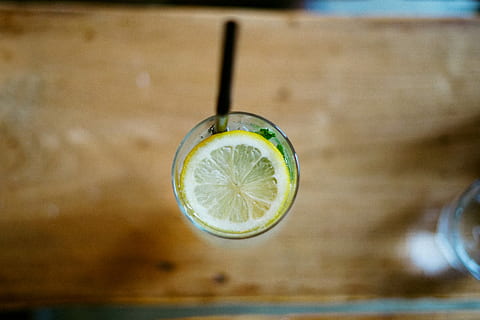 llimona en vidre, tall, llimona, envàs de vidre, beure, rodanxa de llimona, fred, refrescant, aigua, menjar i beguda, fruita, menjar, alimentació saludable, cítrics, refresc, primer pla, cap gent, a l'interior, secció transversal, benestar, frescor, vidre, equipament per a la llar, centrar-se en primer pla, directament a sobre, taula, sabor amarg, 5K, CC0, domini públic, lliure de regalies